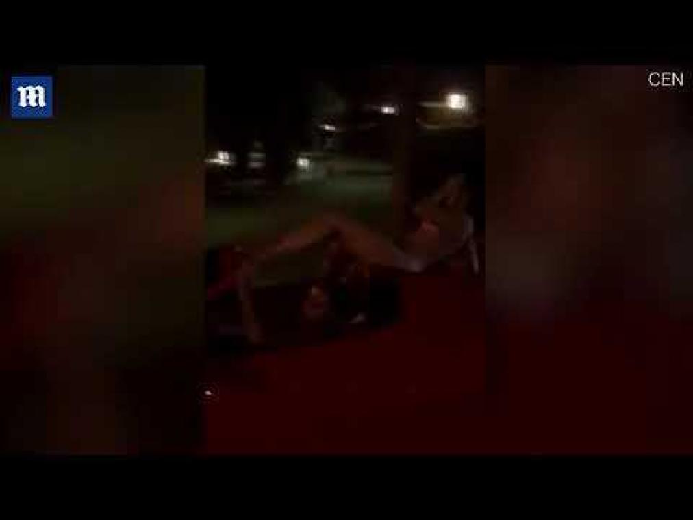 VIDEO. Ferrari met naakte vrouw op het dak maakt Ibiza onveilig