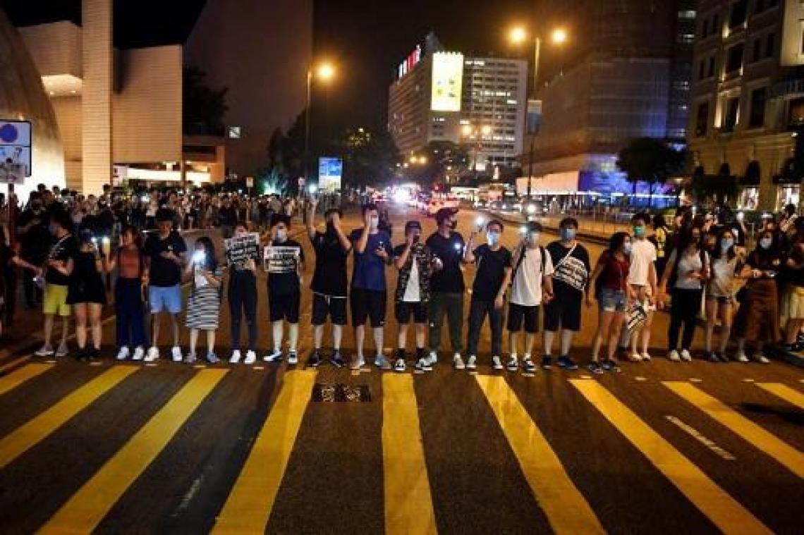 Betogers vormen mensenketting in Hongkong