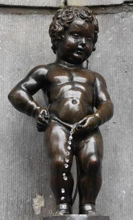 Onbekenden besmeuren Manneken Pis met gele verf