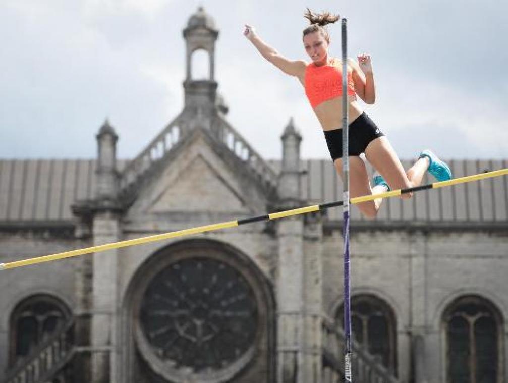 Fanny Smets verbetert op Leuvense Oude Markt eigen Belgisch record polsstokspringen