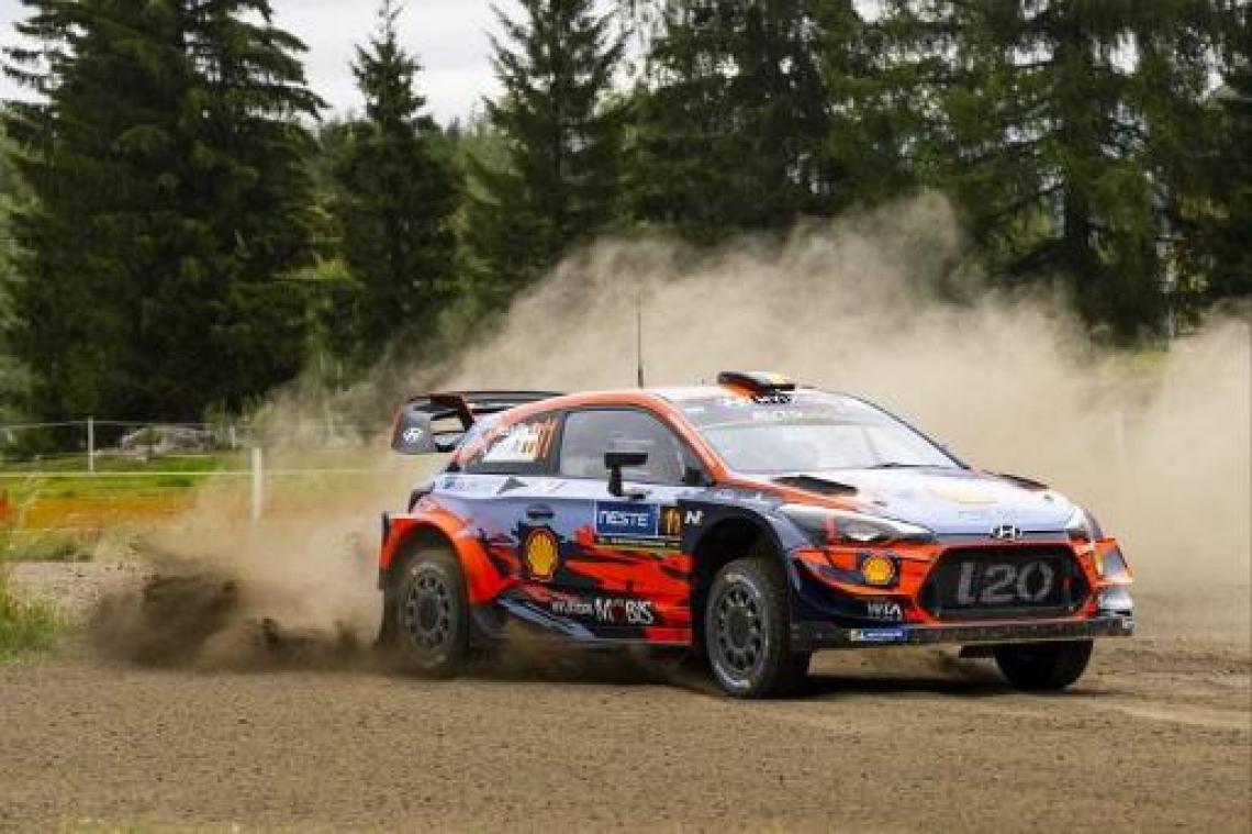 Lekke band nekt Thierry Neuville in Duitsland