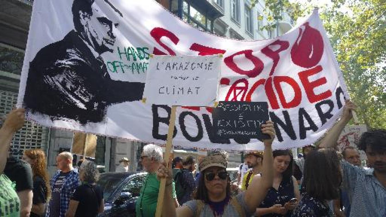 500 mensen protesteren aan Braziliaanse ambassade tegen bosbranden Amazonegebied