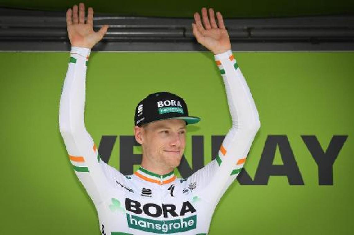 Sam Bennett houdt Edward Theuns van winst in massasprint