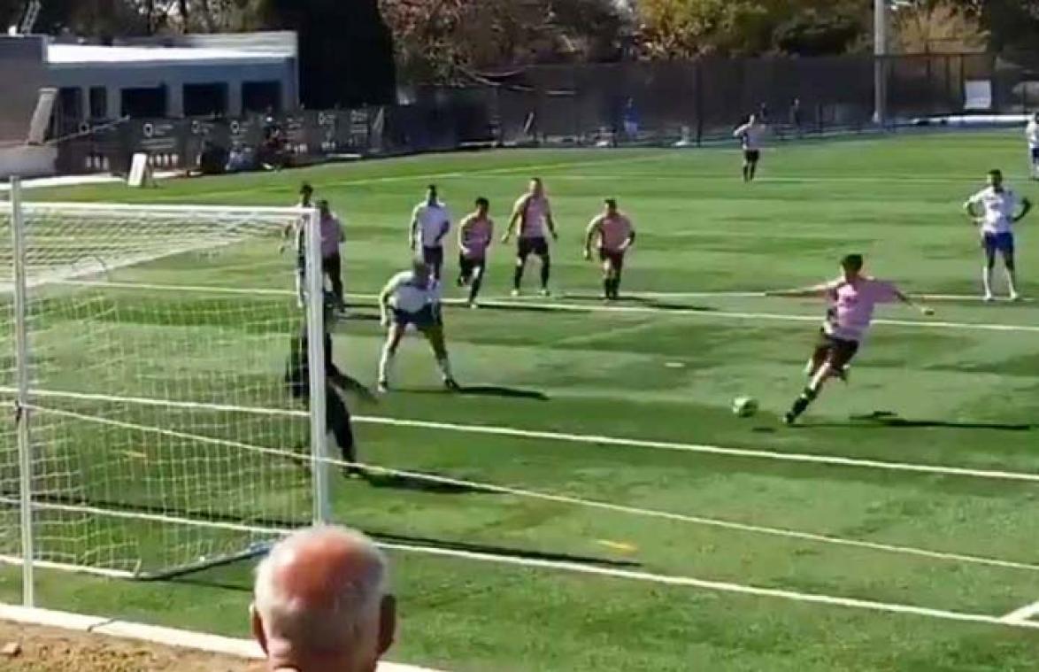 VIDEO. Doelman pakt penalty, maar dan doet zijn eigen verdediger DIT