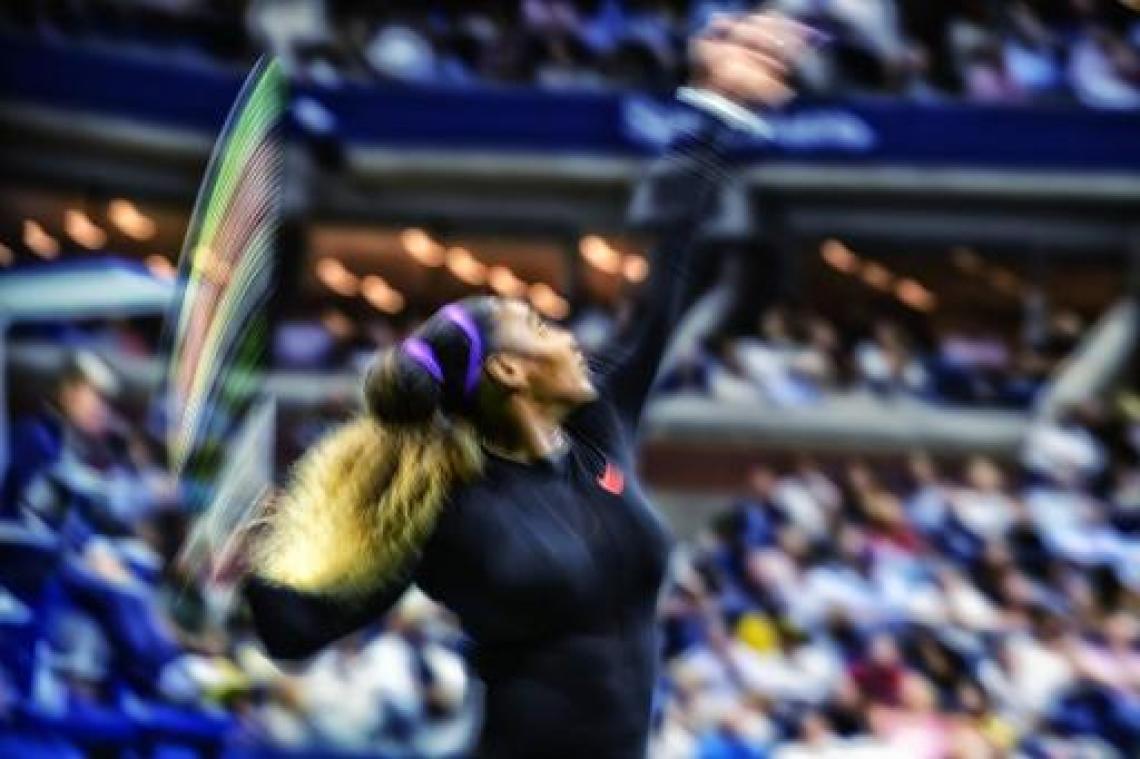 Serena Williams maakt brandhout van Sharapova, ook zus Venus stoot vlot door