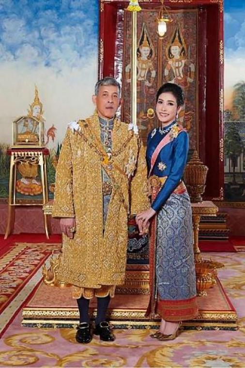 Koningshuis van Thailand verspreidt foto's van minnares van koning