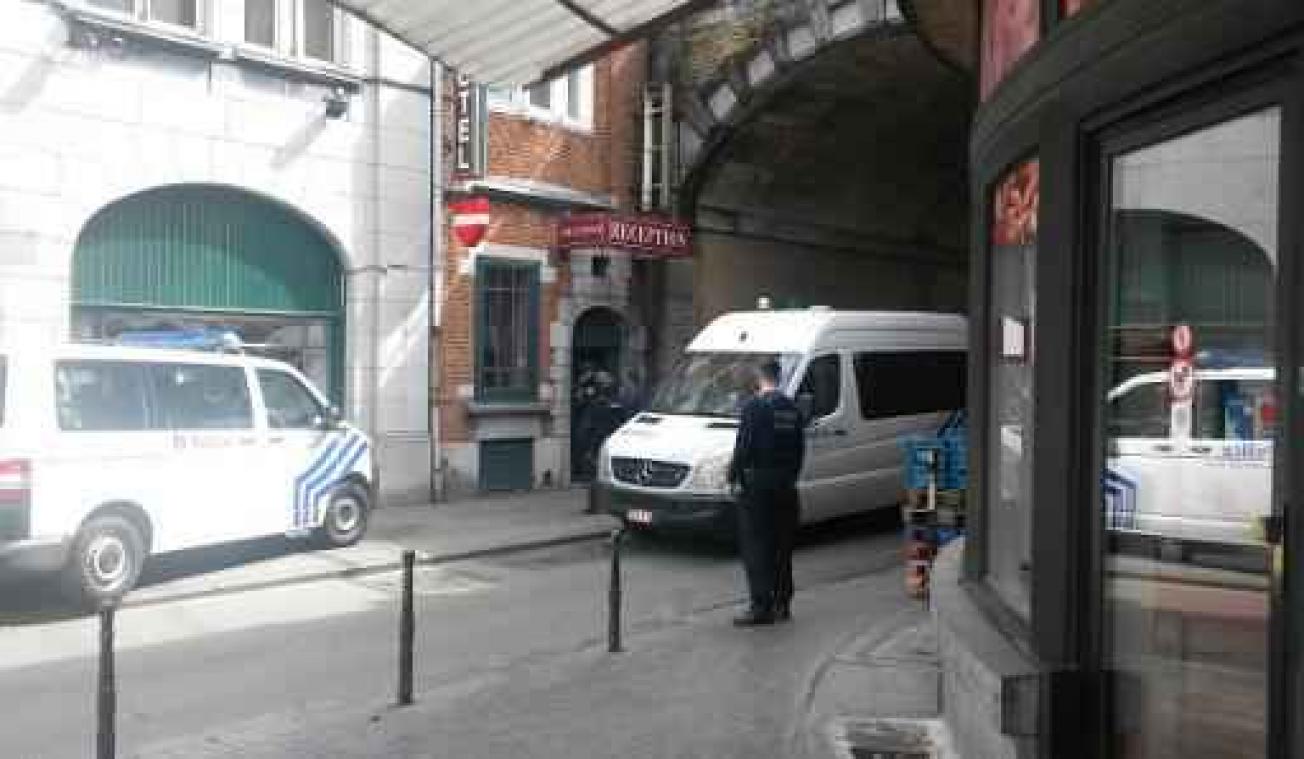Politie-inval hotel Stalingradlaan afgelopen, geen explosieven gevonden