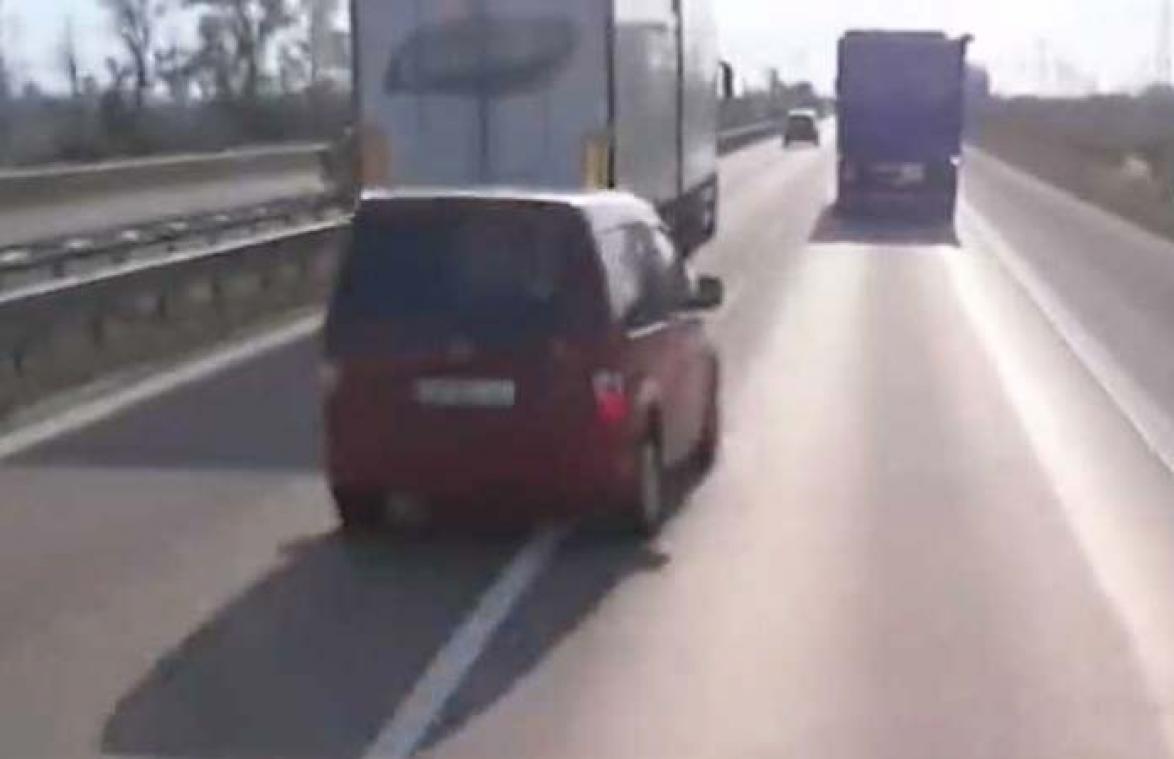 VIDEO. Autobestuurder leert inhalende vrachtwagen een levensgevaarlijk lesje