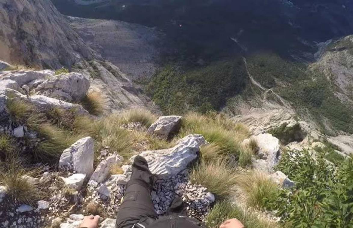 VIDEO. Basejumper kijkt dood in ogen wanneer parachute weigert