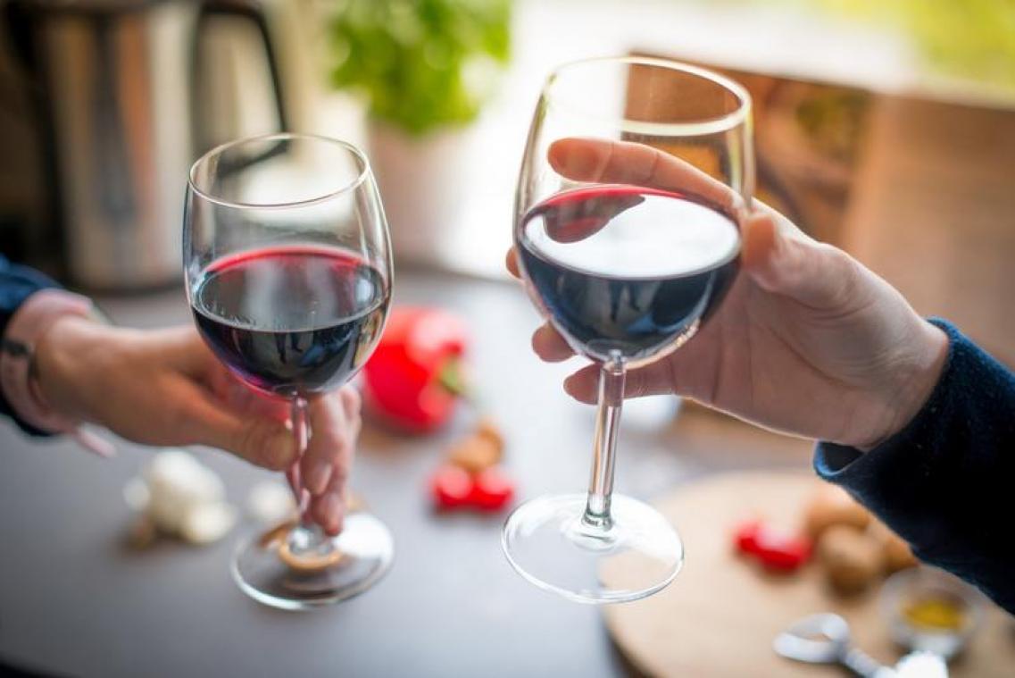 Waarom een glas rode wijn goed is voor je darmen