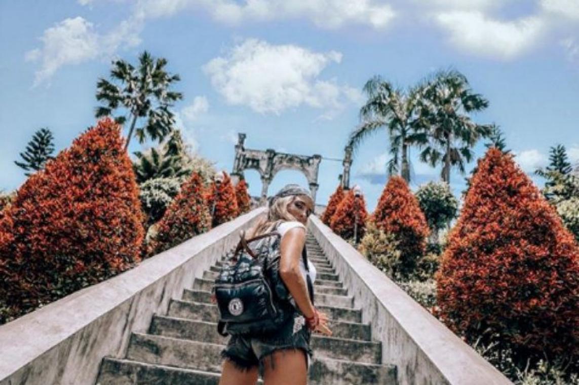 BIZAR. Influencer fotoshopt altijd DIT in haar foto's en wordt betrapt door volgers