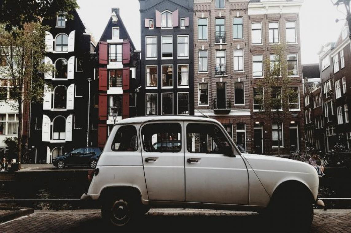 BIZAR. Zó veel geld moet je dokken voor een parkeerplaats in Amsterdam
