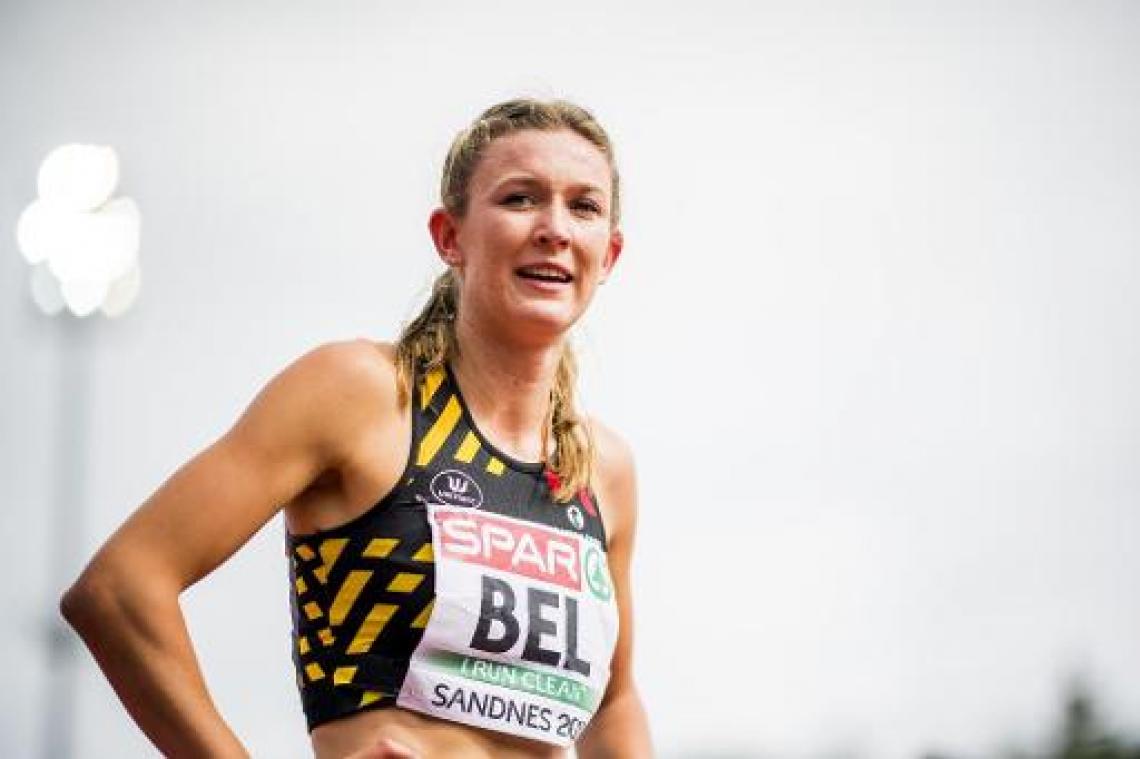 Paulien Couckuyt duikt op 400 meter horden onder WK-limiet, Hanne Claes pakt titel