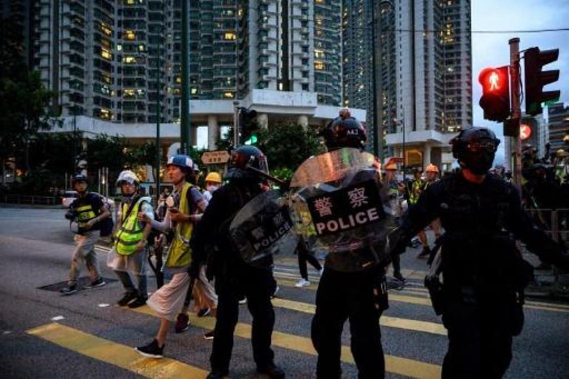 Betogers Hongkong laten metrostation onderlopen met brandslangen