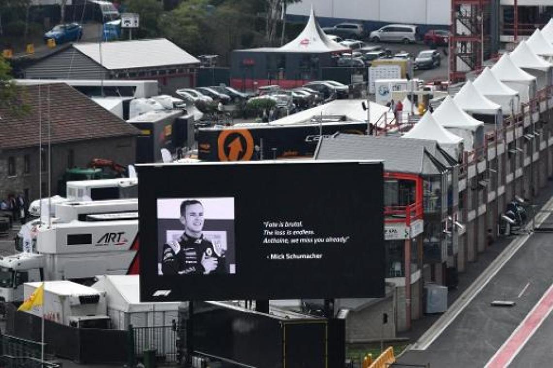 F1-rijders eren overleden Hubert met slogan 'Racing for Anthoine' op wagen