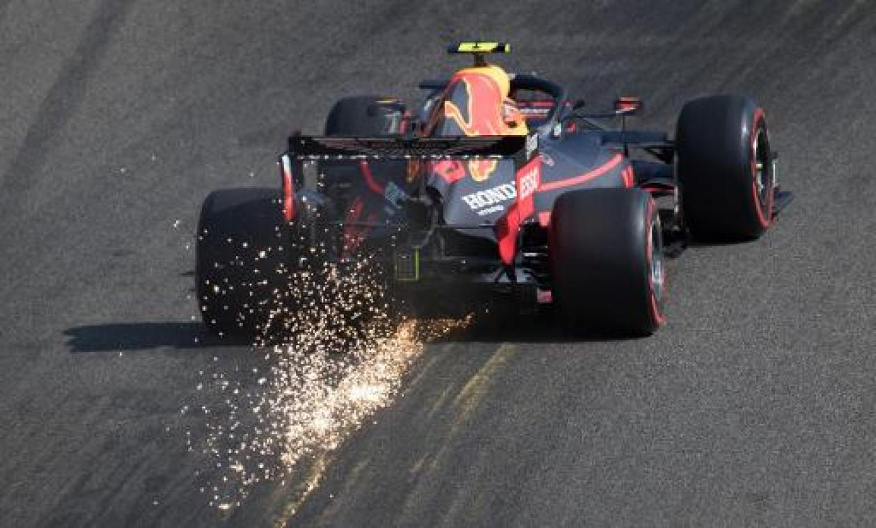 Verstappen crasht in eerste bocht en moet opgeven