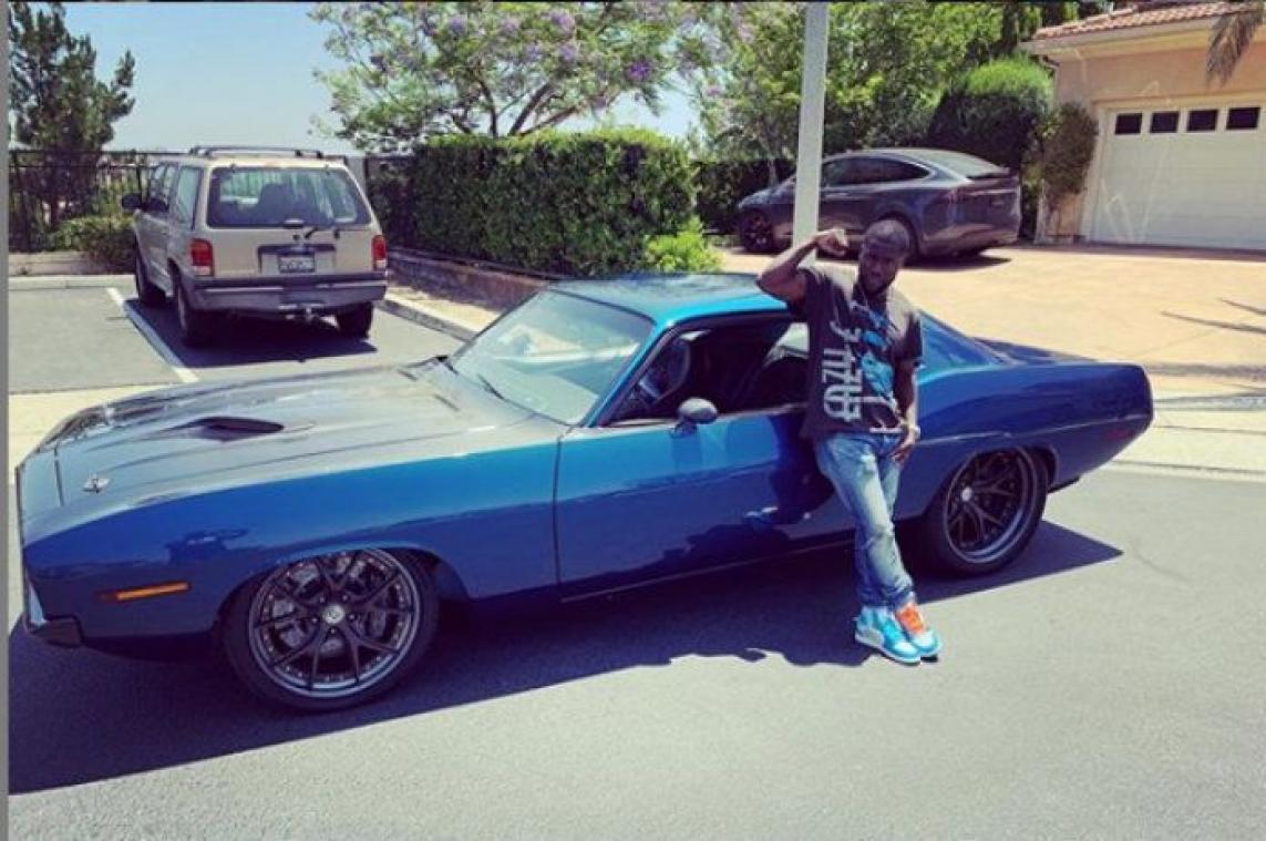Kevin Hart "zwaargewond aan rug" na auto-ongeval met oldtimer