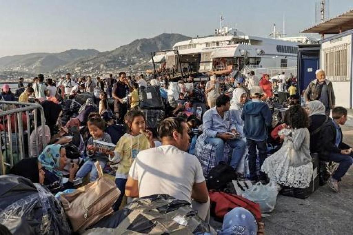 Griekenland verscheept asielzoekers van Lesbos naar vasteland