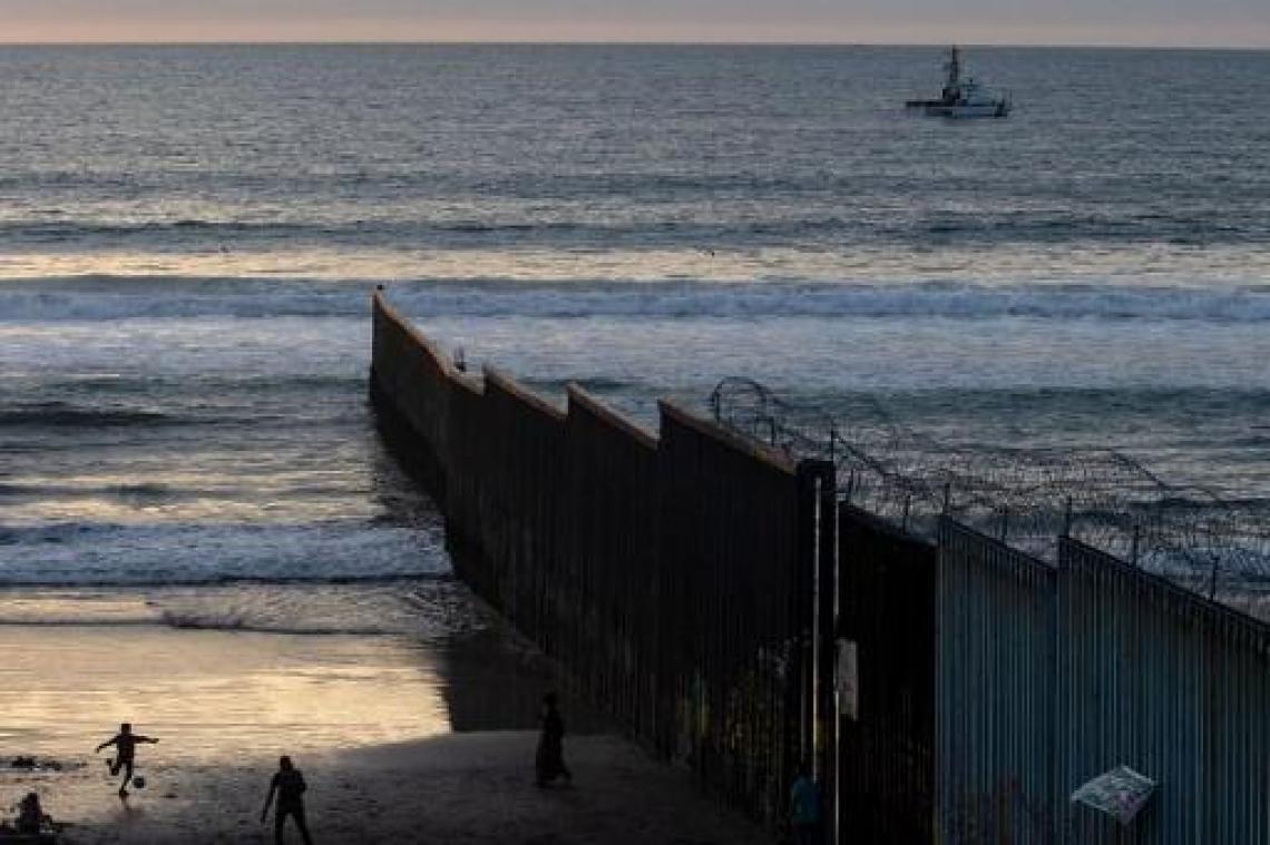 Schip met meer dan dertig opvarenden vat vuur voor kust van Californië