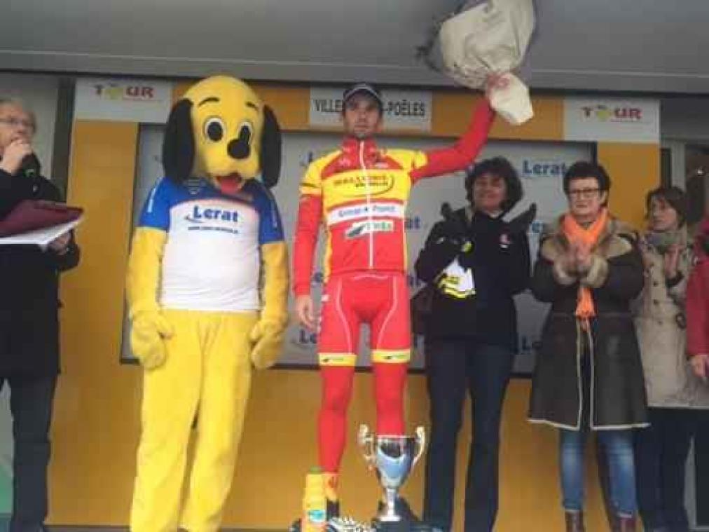 Baptiste Planckaert pakt de bloemen van Tour du Finistère