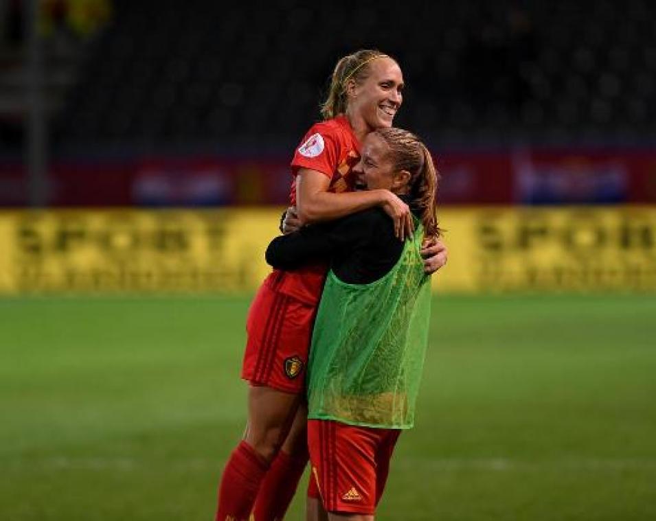 Kwal. EK voetbal (v) - Janice Cayman blinkt uit met hattrick