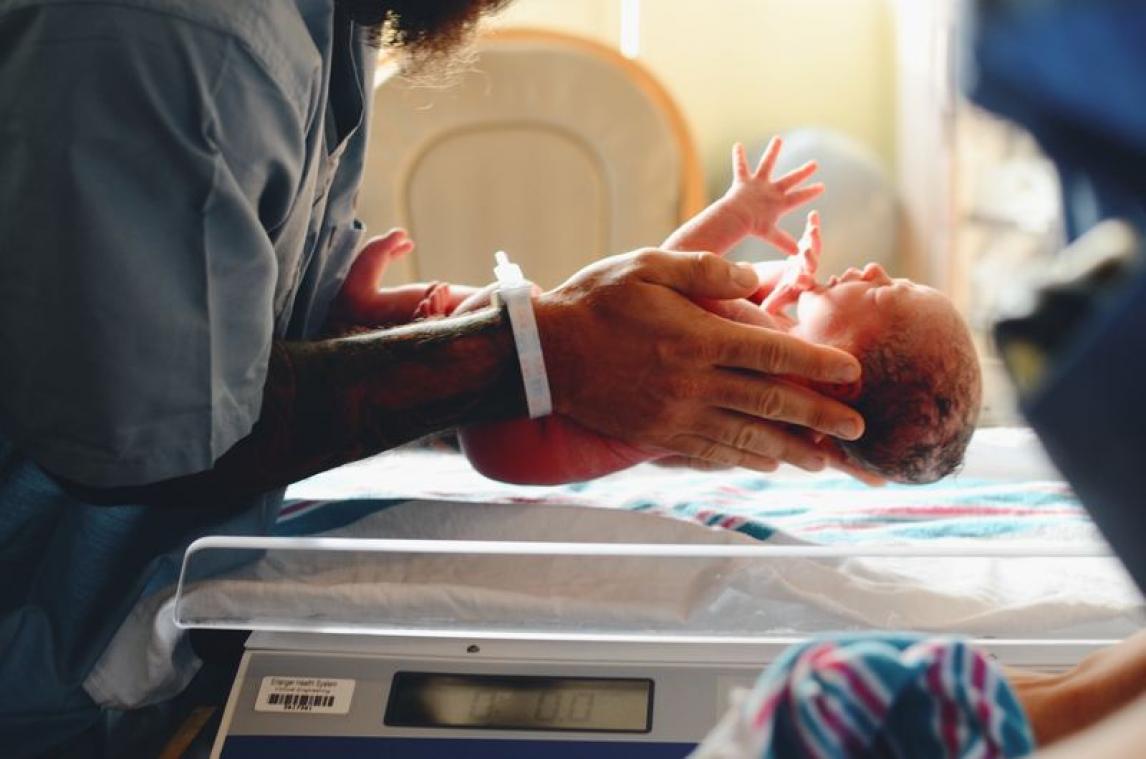 Op dit tijdstip komen de meeste baby's ter wereld