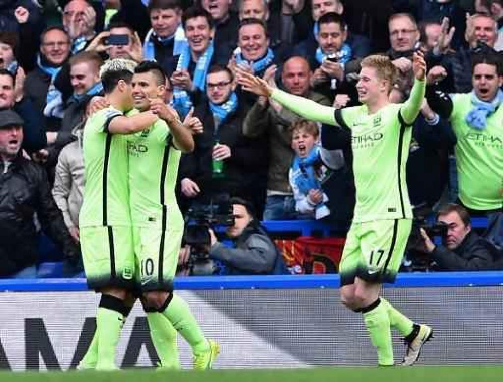Belgen in het buitenland - De Bruyne wint met City ruim van Chelsea, Courtois pakt rood
