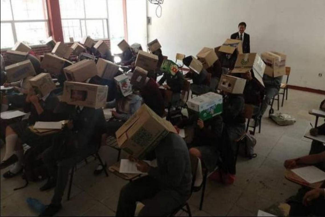 Leraar zet doos op hoofd van leerlingen om spieken te beletten