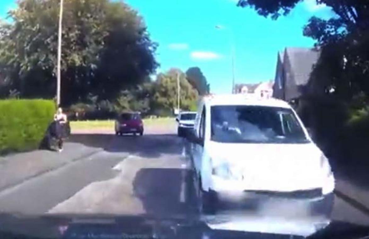 VIDEO. Autobestuurder is afgeleid door vrouw op voetpad en botst op tegenligger