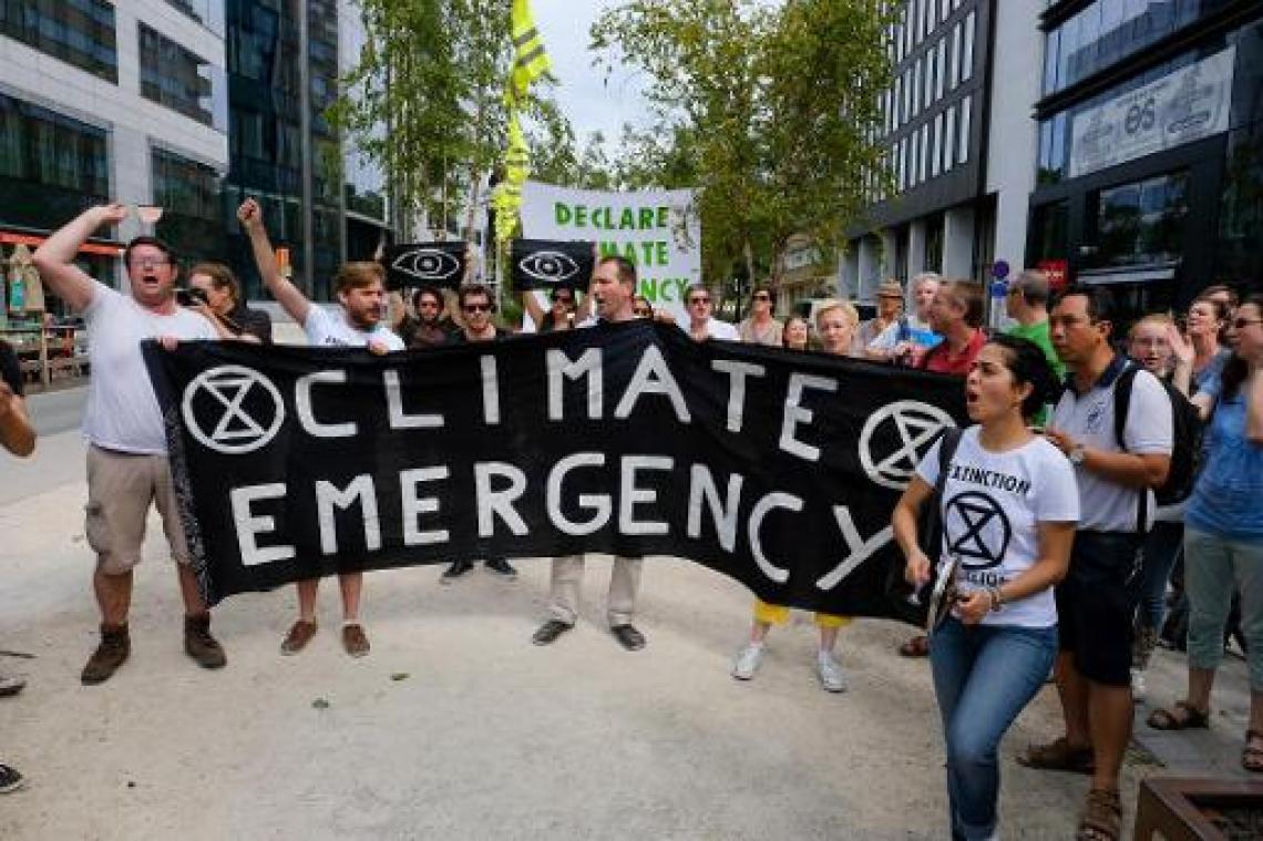Stille mars voor vrede, het klimaat en sociale rechtvaardigheid trekt door Brussel