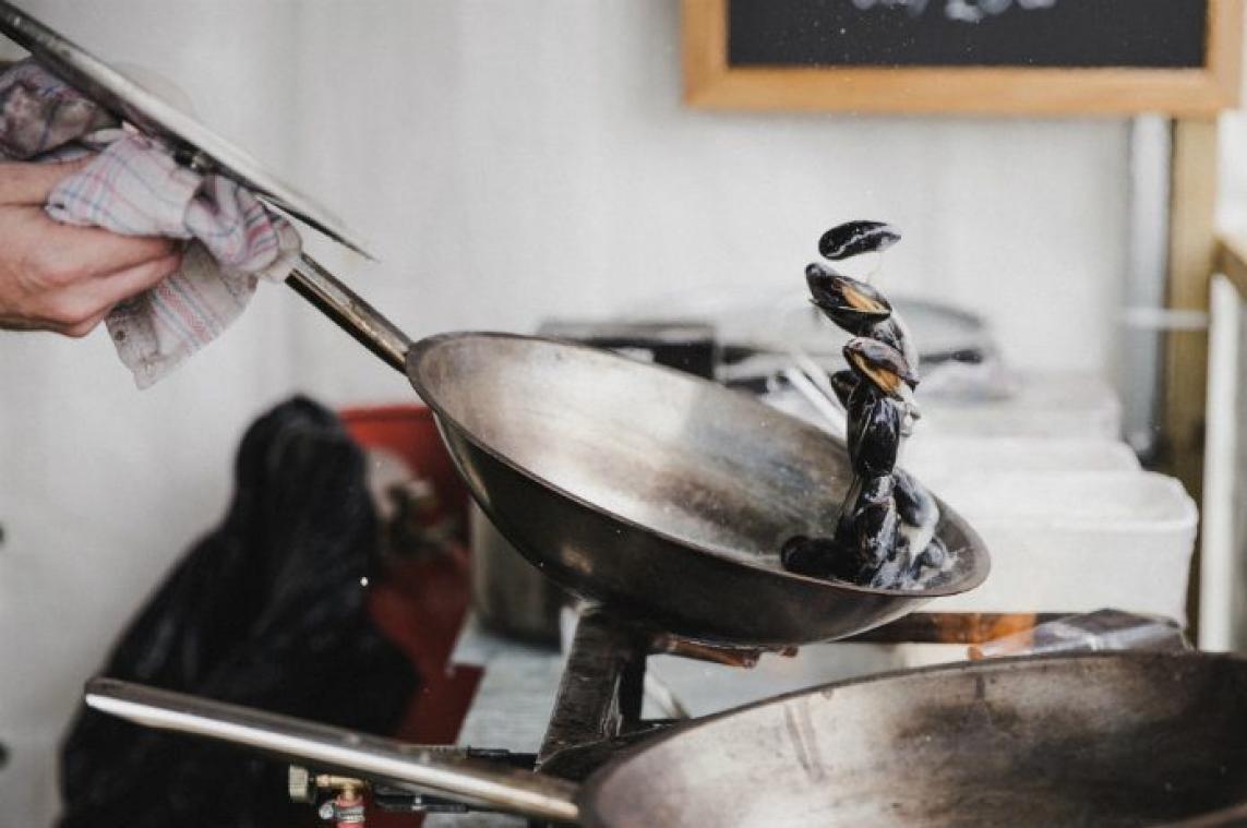 BIZAR. Vrouw overlijdt na ontplofte pan op Duits bakfestival