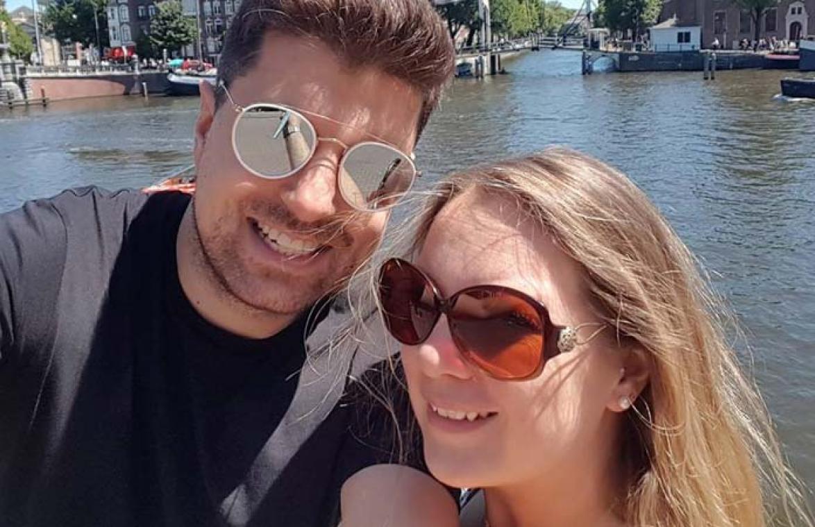 Man heeft 'verrassing' voor geblinddoekte vrouw, telt af tot tien en steekt mes in haar nek