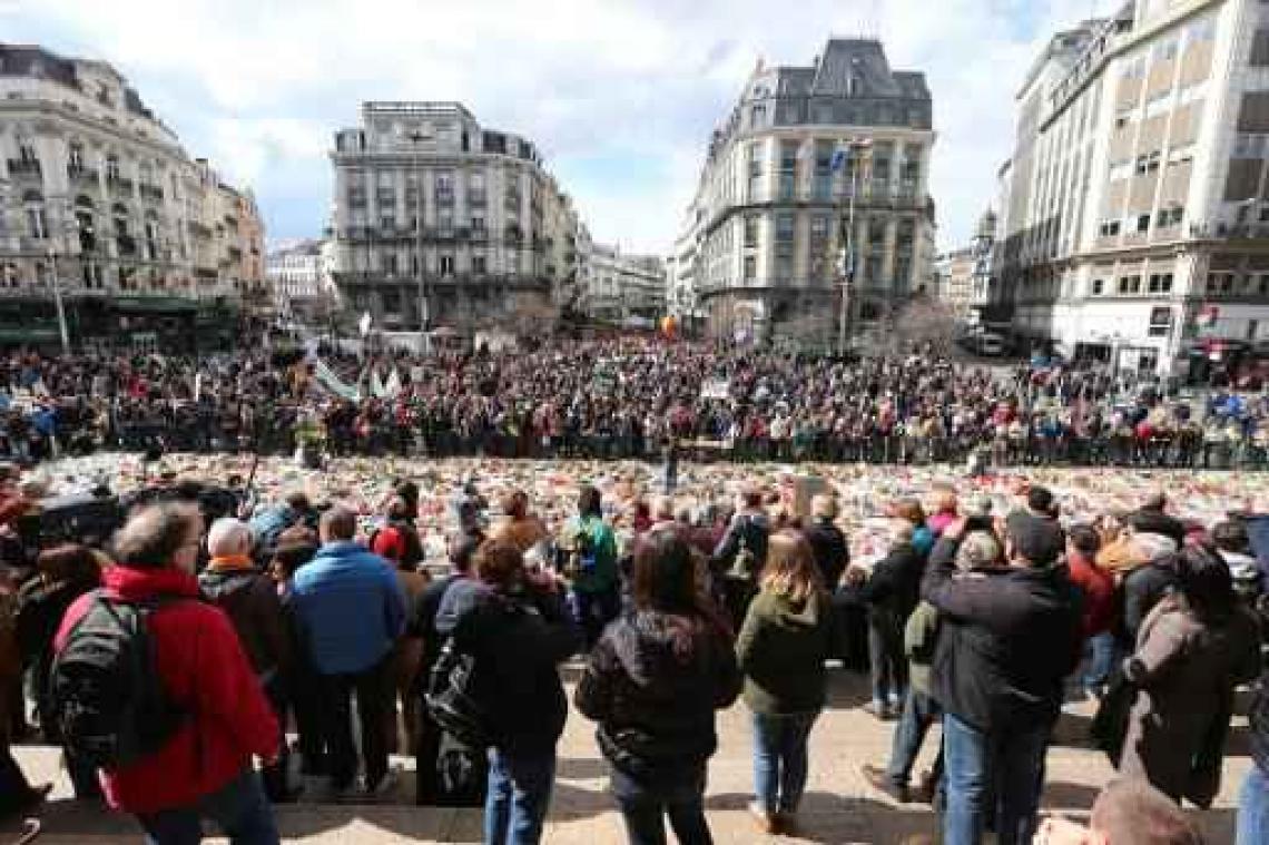 Duizenden burgers onder applaus aangekomen aan Beursplein