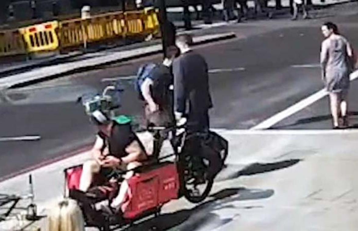 VIDEO. Fietser geeft kopstoot aan voetganger die in de weg loopt