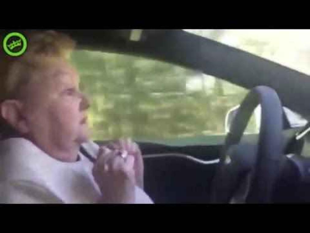 Oma test zelfrijdende Tesla uit (en krijgt bijna een hartaanval)