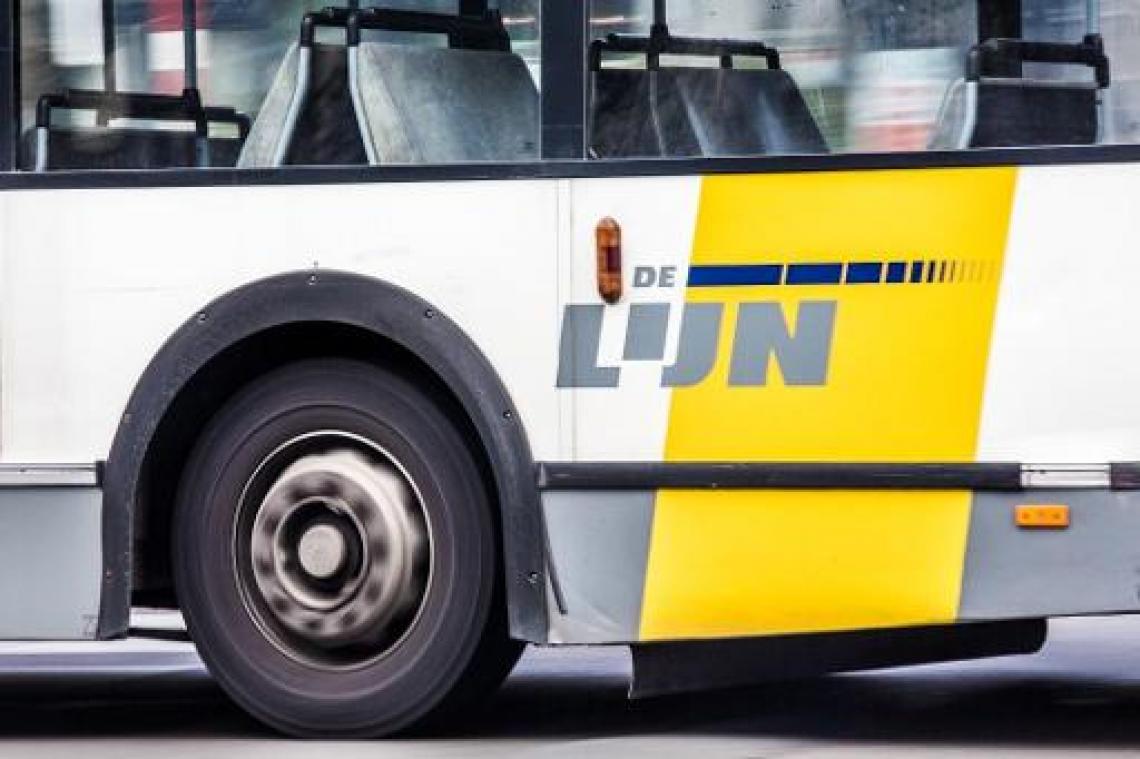Lijnbus gaat rechtdoor op kruispunt en belandt in gracht in Brecht