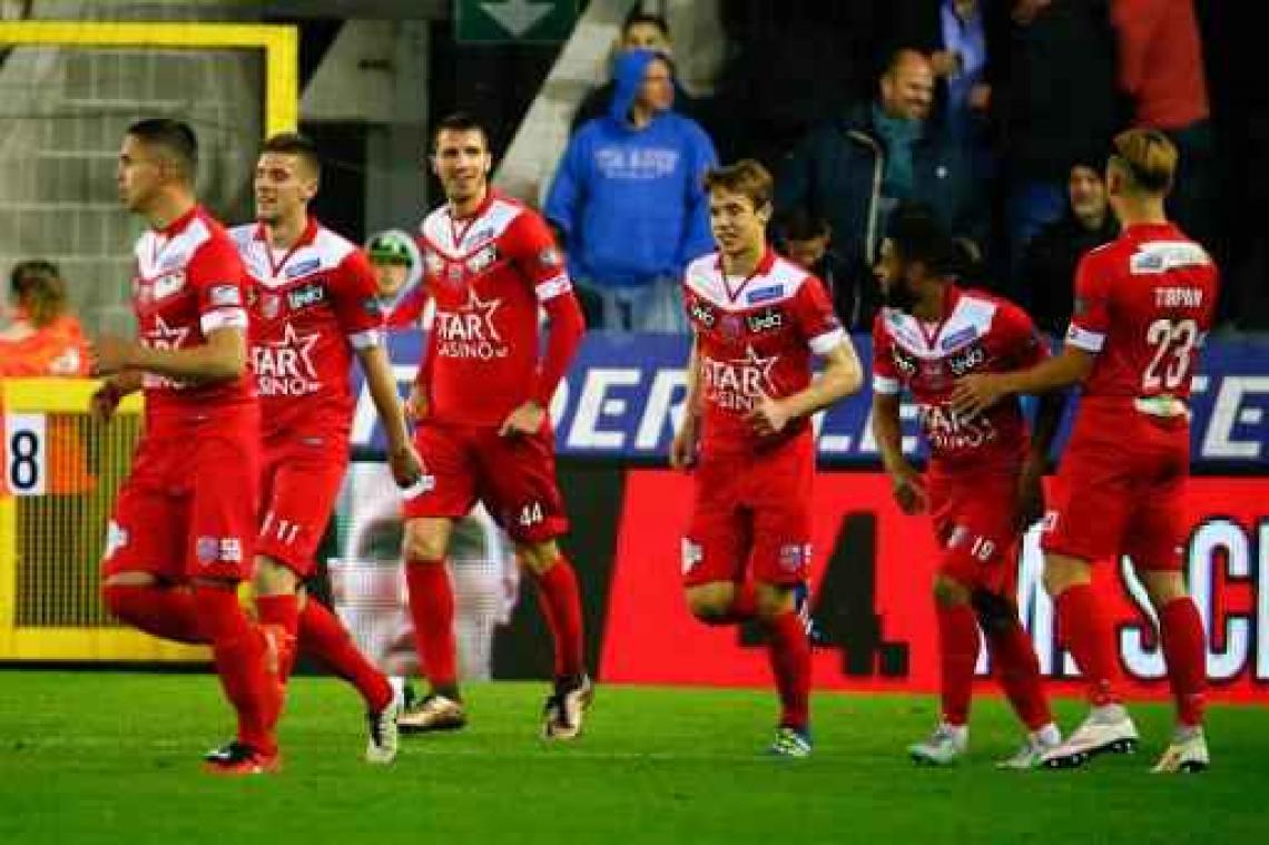 Jupiler Pro League - Standard gaat met 2-0 onderuit bij Moeskroen-Péruwelz, nieuwe leider in groep A