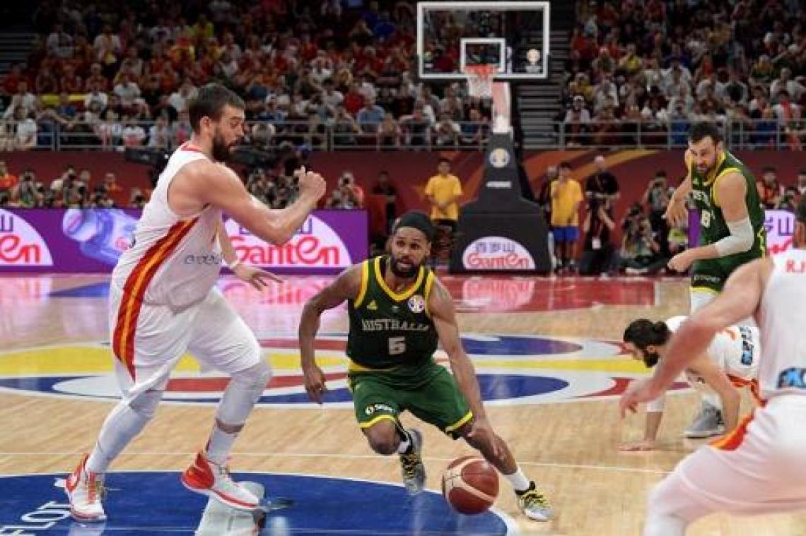 Spanje bereikt als eerste finale na nagelbijter tegen Australië