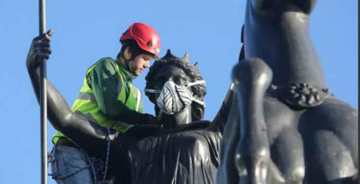Greenpeace bindt Londense standbeelden een masker aan