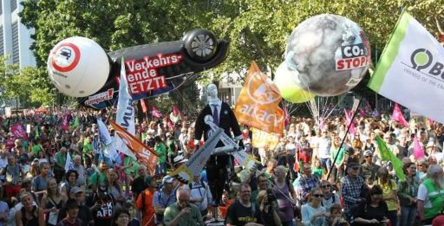 Autosalon Frankfurt - 25.000 mensen protesteren tegen auto-industrie en voor klimaatvriendelijke mobiliteit