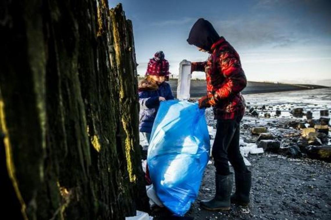 Nederlandse vrijwilligers halen 2.500 kilo afval uit Noordzee