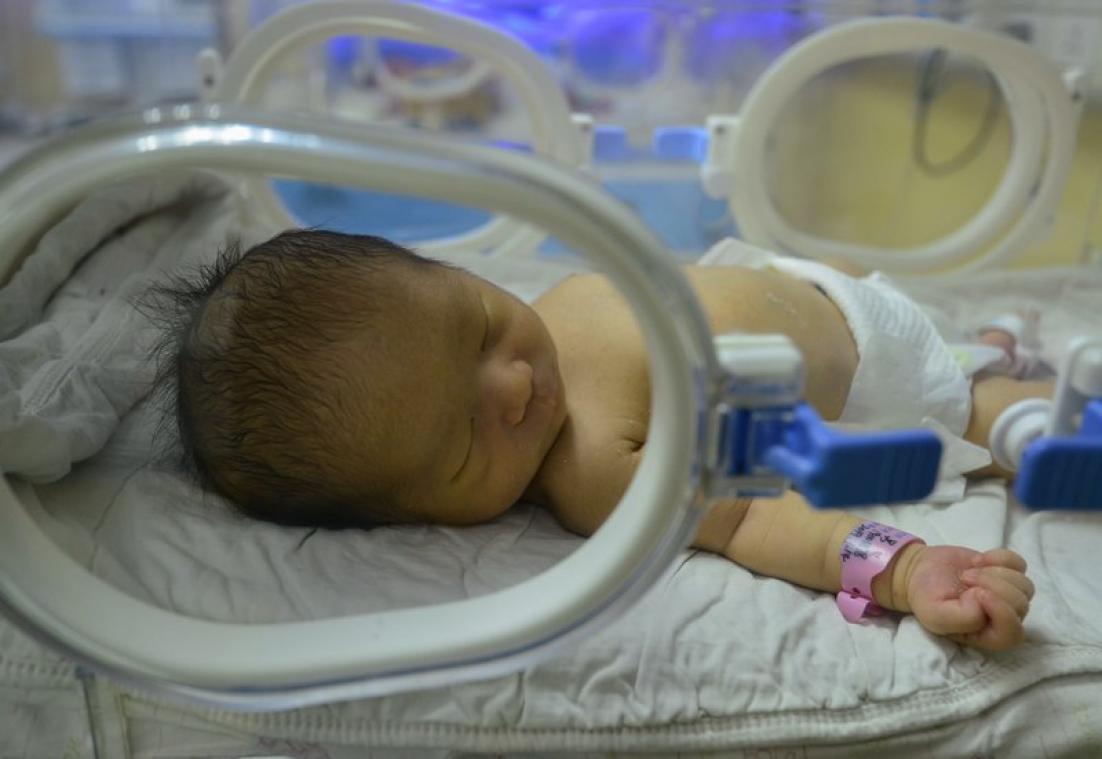 BIZAR. Foutje tijdens IVF-behandeling: blank koppel bevalt van Aziatische dochter