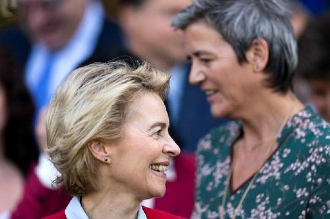 Von der Leyen blijft bij controversiële titel voor Griekse Eurocommissaris voor Migratie