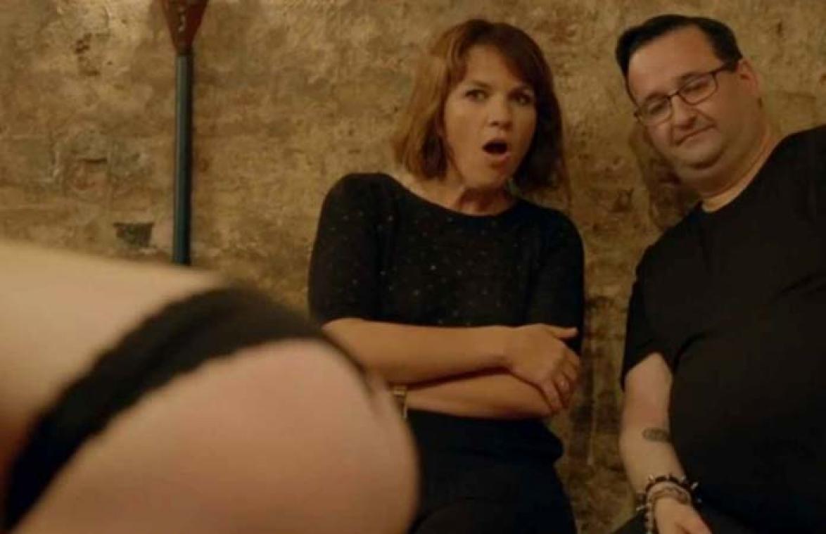VIDEO. Siska Schoeters woont BDSM-sessie bij: "Kronkelt ze nu van de pijn?"