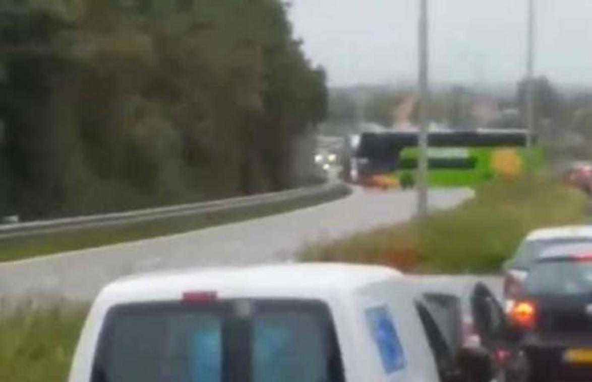 VIDEO. FlixBus wil file vermijden en keert levensgevaarlijk om