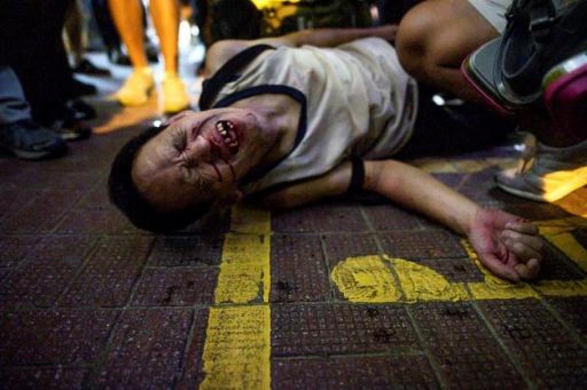 Politie Hongkong mishandelt en foltert demonstranten