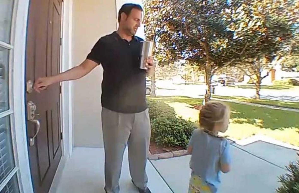 VIDEO. Hilarisch! Dochtertje zegt: "Ik hou van je, papa". Maar haar zin was nog niet af...