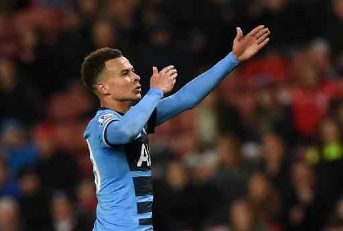 Belgen in het buitenland - Tottenham wint makkelijk bij Stoke en verkleint achterstand op leider Leicester