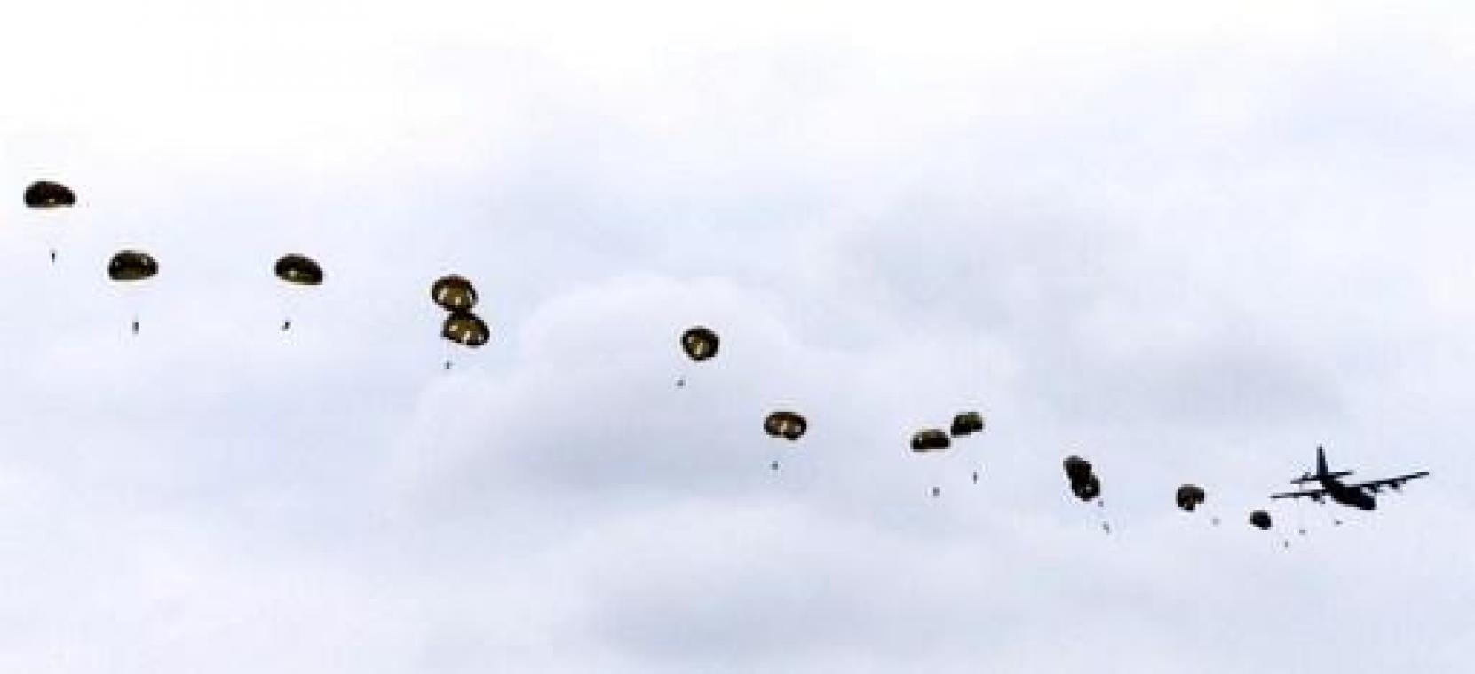 Herdenking bevrijding - Parachutisten landen in Nederland weer op Ginkelse Hei