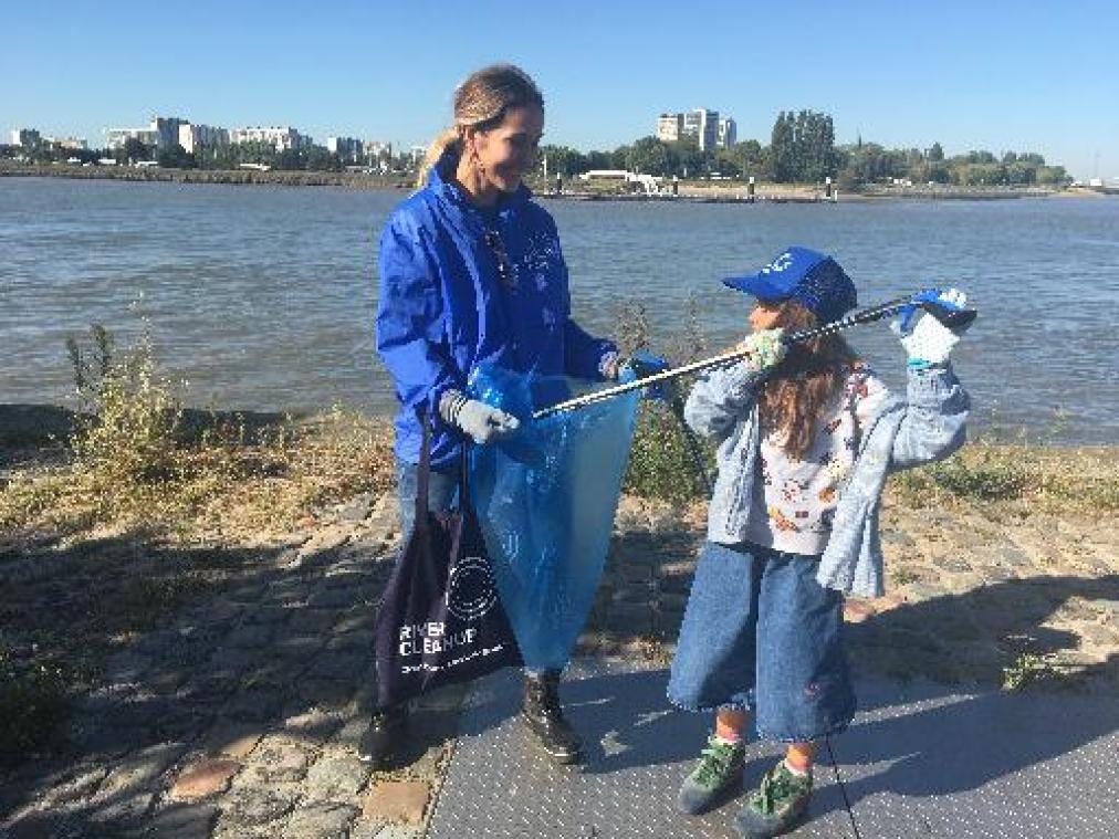 Honderden vrijwilligers ruimen afval op langs de Schelde in Antwerpen